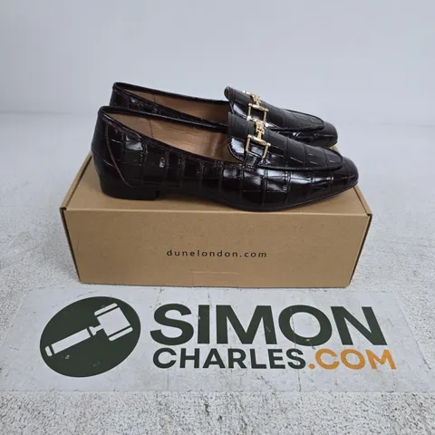BOXED PAIR OF DUNE BRANDED SNAFFLE TRIM SHOES IN BURGUNDY CROC LEATHER - SIZE 7