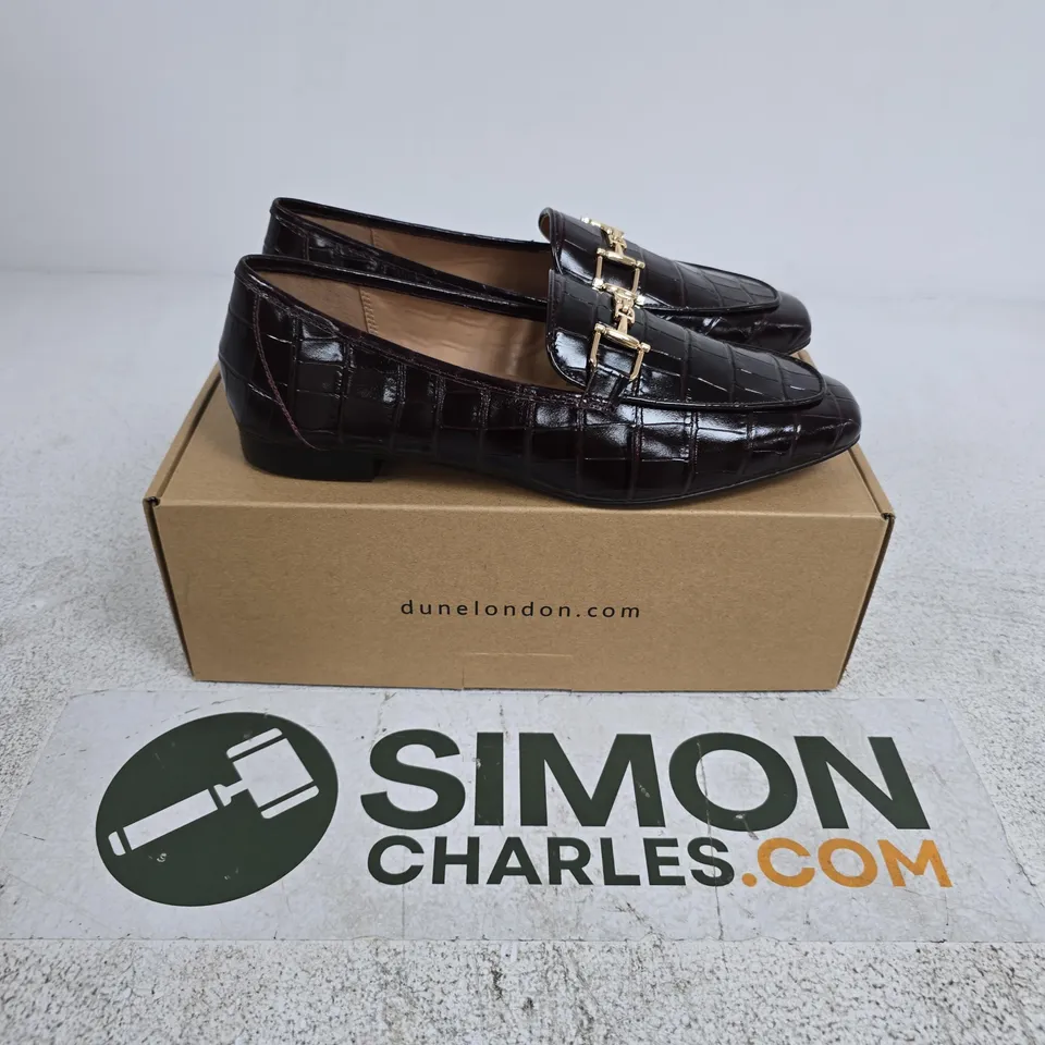 BOXED PAIR OF DUNE BRANDED SNAFFLE TRIM SHOES IN BURGUNDY CROC LEATHER - SIZE 7