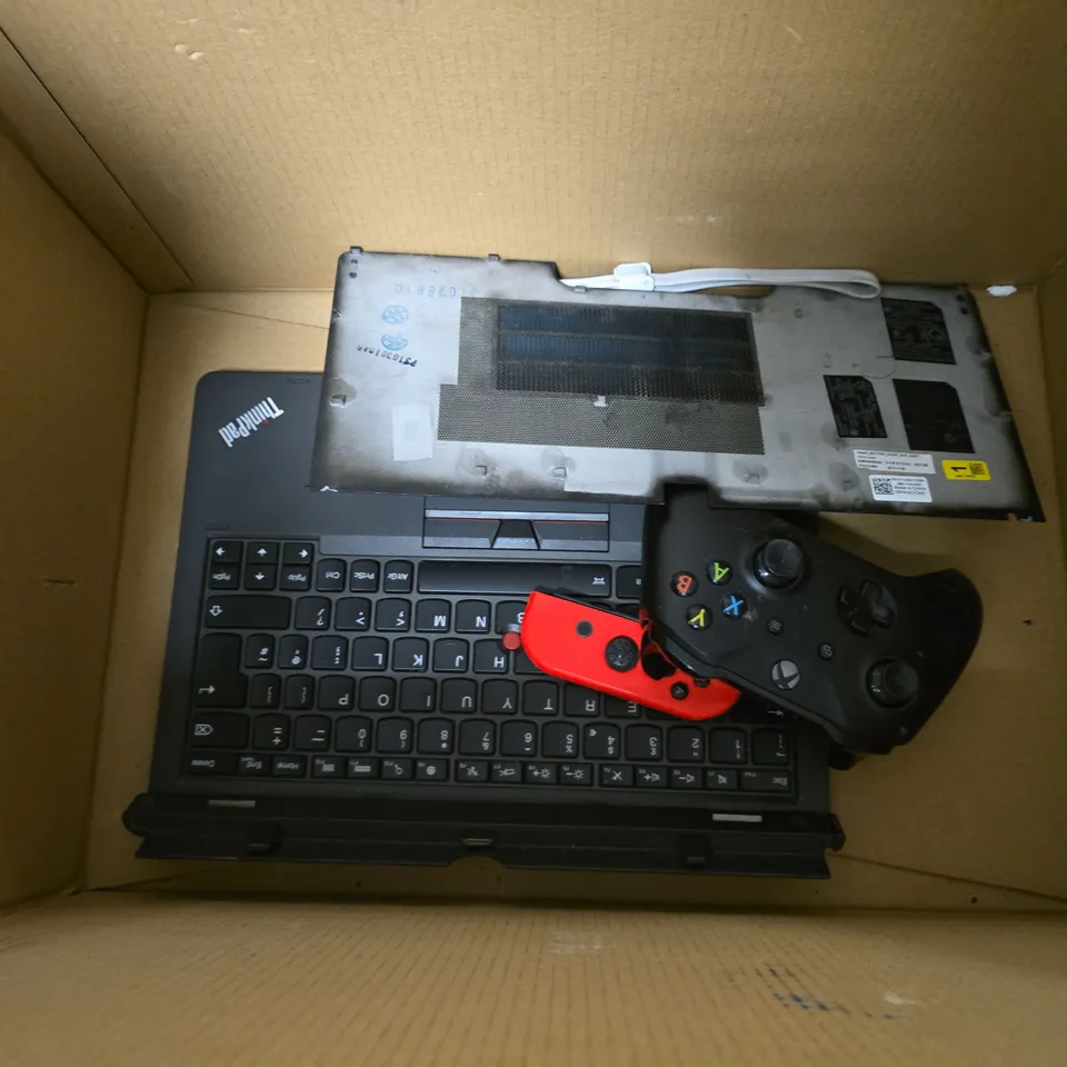 BOX OF APPROXIMATELY 5 ASSORTED ITEMS TO INCLUDE - XBOX CONTROLLER , NINTENDO CONTROLLER , GOOGLE HOME MINI ETC