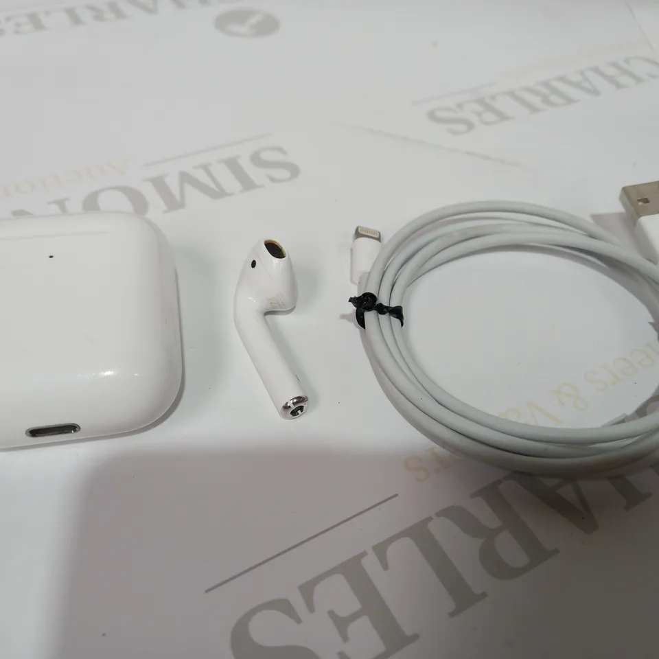 APPLE AIRPODS (2ND GEN) WITH CHARGING CASE