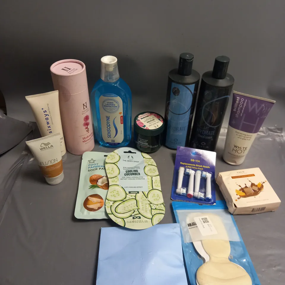 BOX OF APPROXIMATELY 20 COSMETIC ITEMS TO INCLUDE - SENSODYNE MOUTHWASH - THE BODY SHOP BODY YOGURT - FOOT PAMPERING SOCK - ETC