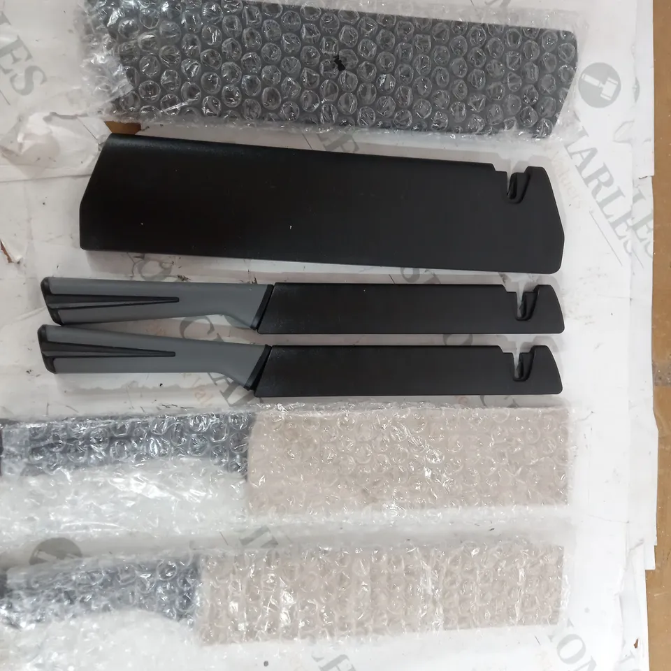 COOK'S ESSENTIALS SET OF KNIVES WITH SHARPENING SHEATHS IN BLACK
