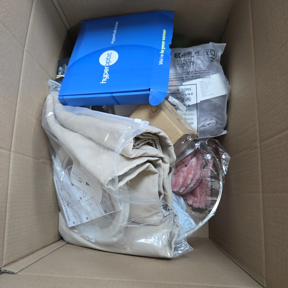 BOX OF APPROXIMATELY 15 ASSORTED HOUSEHOLD ITEMS TO INCLUDE PILLOW, THERMAL CUP, WOOL, ICE SCRAPER ETC