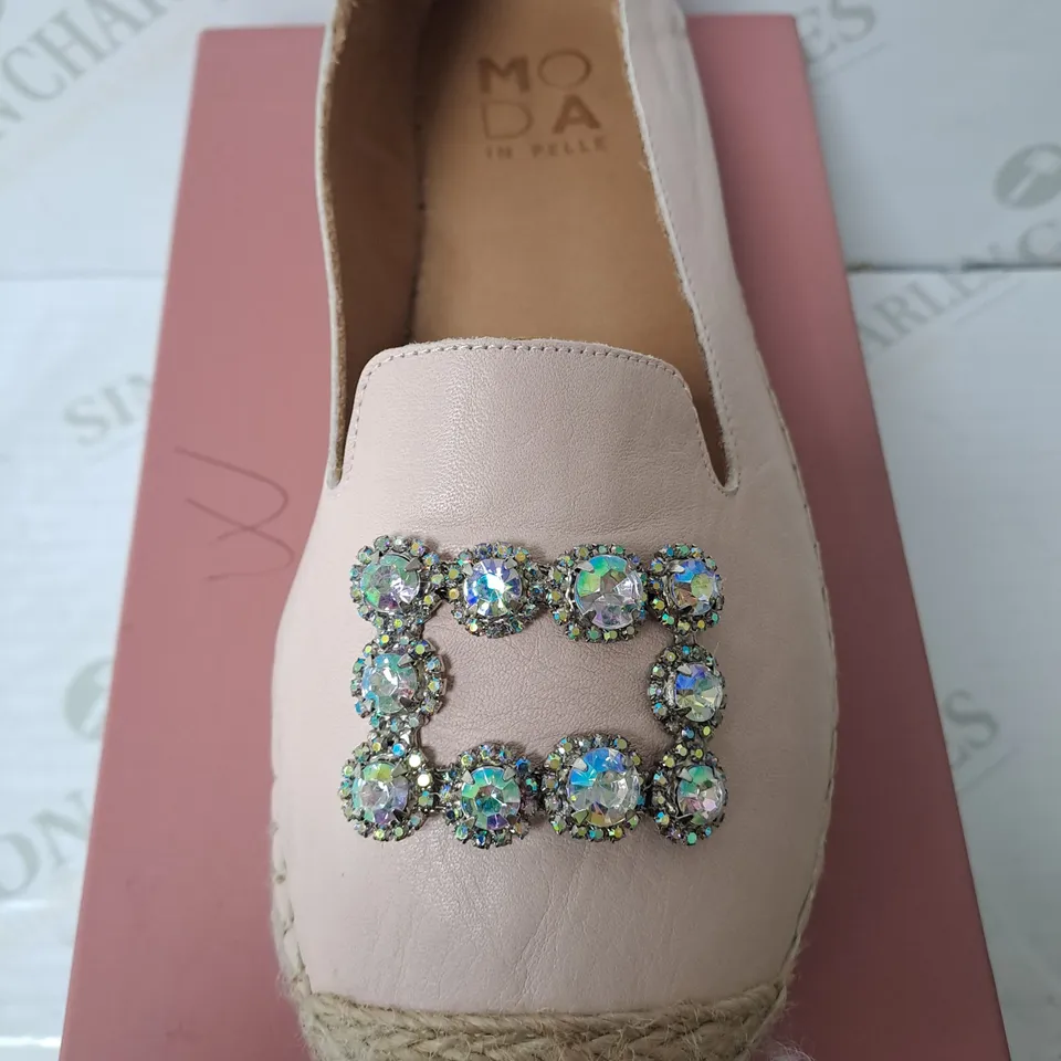 BOXED MODA IN PELLE SALMON PINK DIAMONTE STYLE SHOE SIZE 4