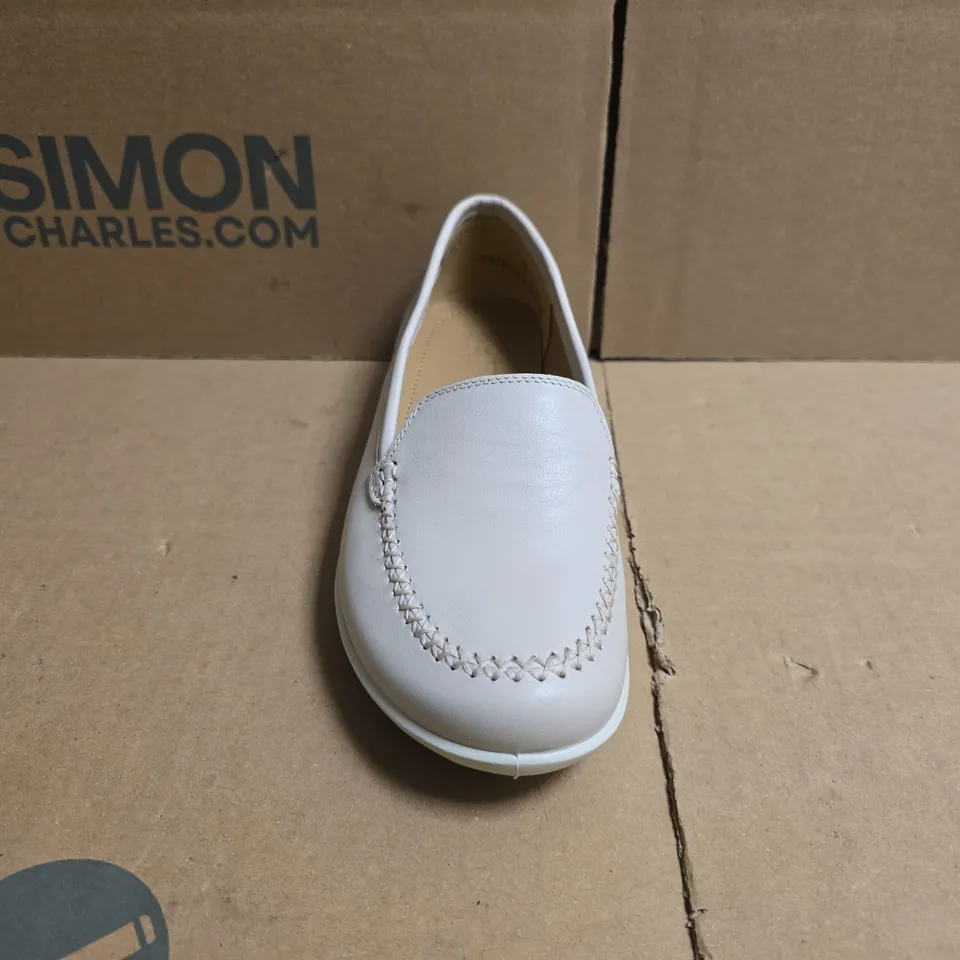BOXED PAIR OF HOTTER LOAFERS IN CREAM SIZE UK 4