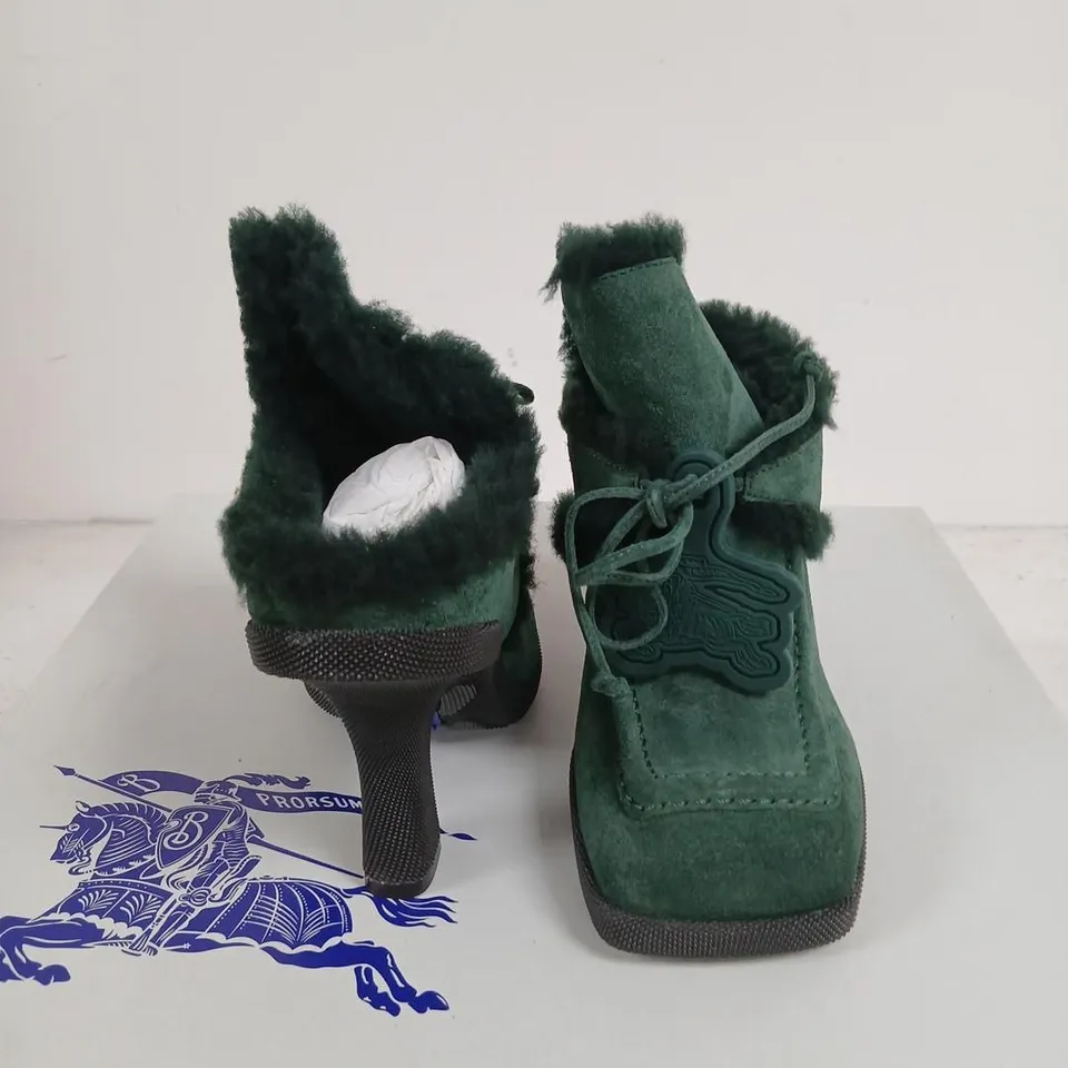 BURBERRY HIGHLAND MULE GREEN SUEDE ANKLE BOOT WITH FUR LINING, RUBBER SOLE – UK 3 (EU 36) 