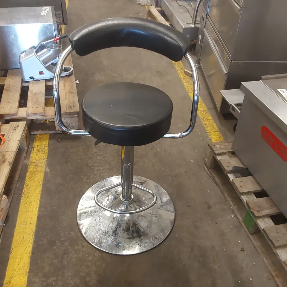 BAR STOOL WITH BACKREST