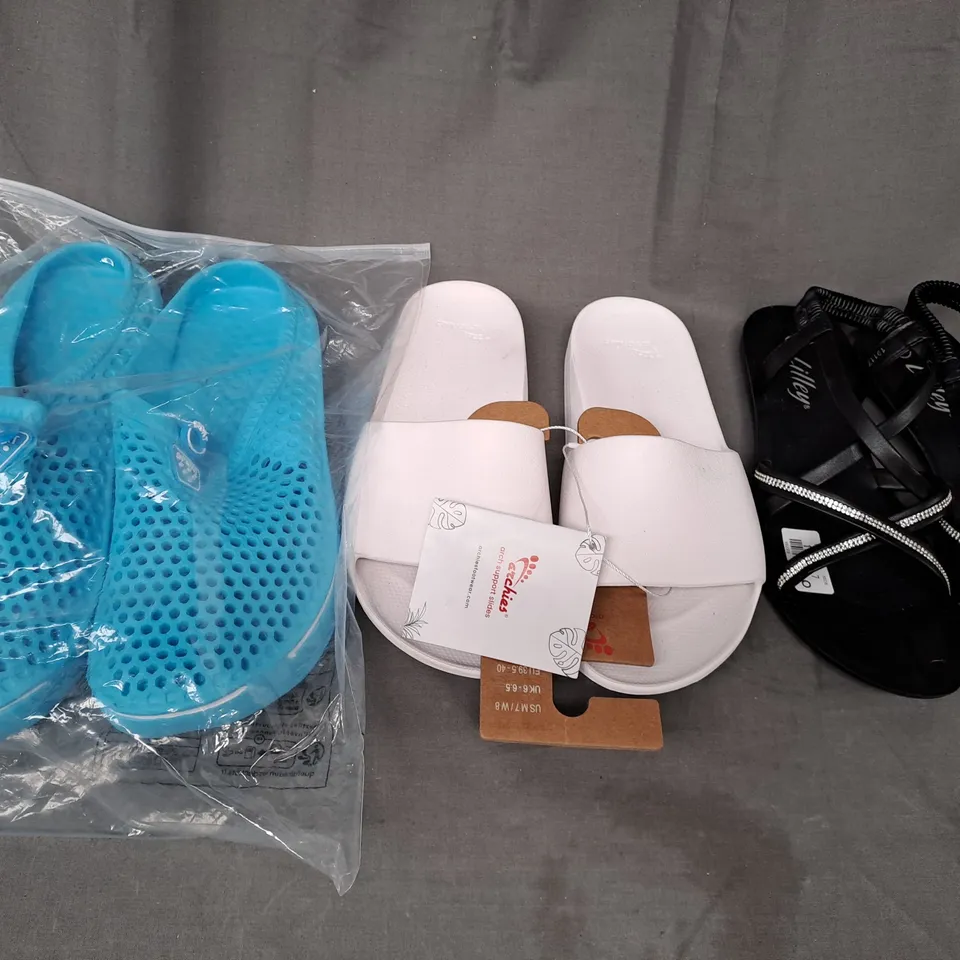 BOX OF APPROXIMATELY 15 ASSORTED PAIRS OF SHOES AND FOOTWEAR ITEMS IN VARIOUS STYLES AND SIZES TO INCLUDE ARCHIES, LILLEY, ETC