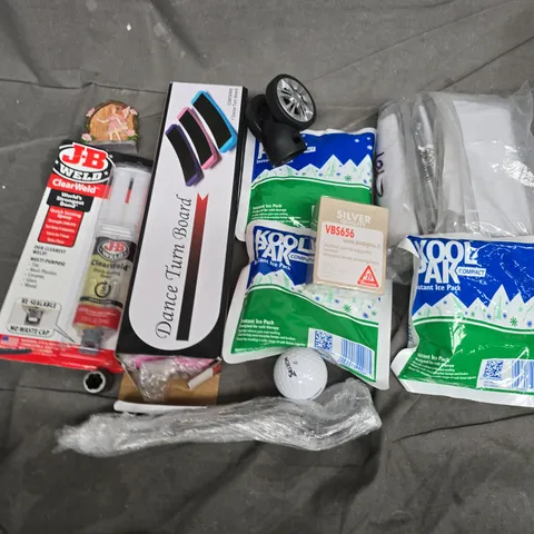 APPROXIMATELY 15 ASSORTED HOUSEHOLD ITEMS TO INCLUDE DANCE TURN BOARD, KOOLPAK COMPACT INSTANT ICE PACK, SRIXON GOLF BALLS, ETC