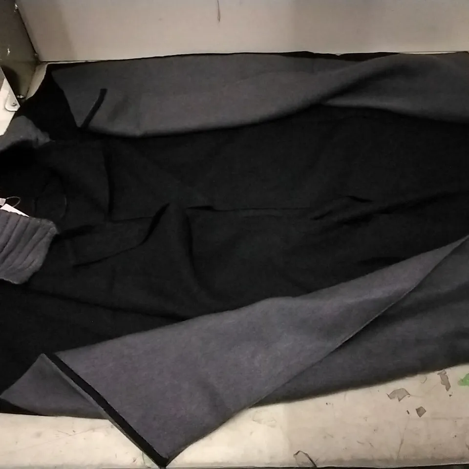 BOX CONTAINING BADGLEY MISCHKAC BLACK  PONCHO SIZE L  , 11 PCS 