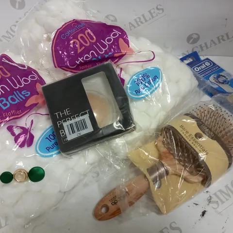 LOT OF APPROXIMATELY 8 ASSORTED HEALTH & BEAUTY ITEMS, TO INCLUDE HAIR BRUSH, COTTON WOOL, TOOTHBRUSH HEADS, ETC