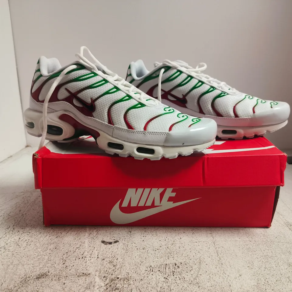 BOXED PAIR OF NIKE AIR MAX PLUS TRAINERS IN WHITE/RED/GREEN SIZE UK 11.5