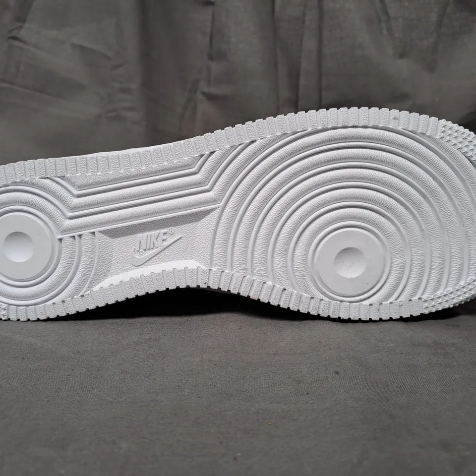 PAIR OF NIKE AIR FORCE 1 SHOES IN WHITE UK SIZE 8.5