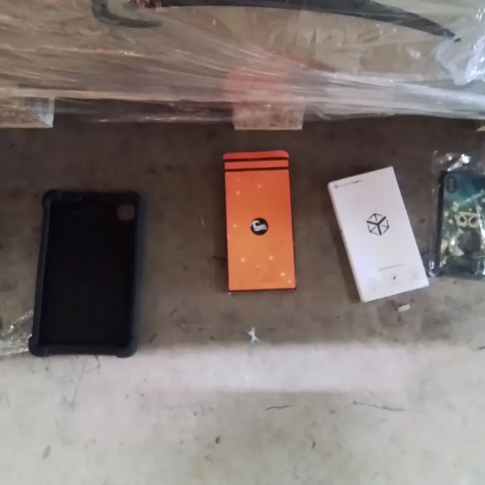 PALLET CONTAINING A LARGE QUANTITY OF TABLET CASES AND PHONE CASES AND SCREEN PROTECTORS 