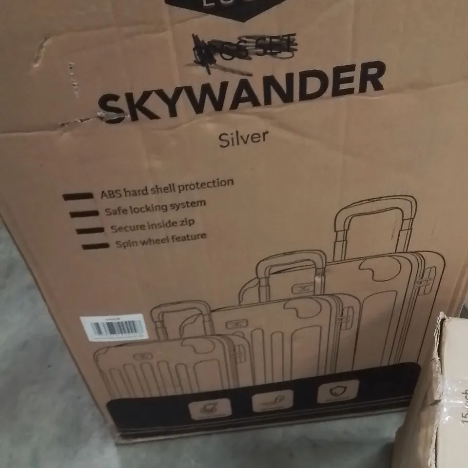BOXED LUGG SKYWANDER SUITCASE SILVER 