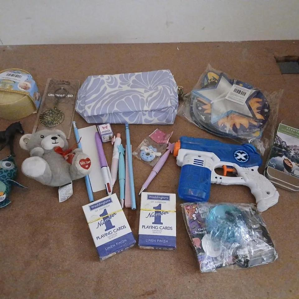 LARGE QUANTITY OF ASSORTED TOYS AND ACCESSORIES TO INCLUDE; WADDINGTONS PLAYING CARDS, SCENTERED CHANGE OF PACE PUZZLE, NEE DOH JELLY SQUISH AND SQUEEZY DUMPLINGS