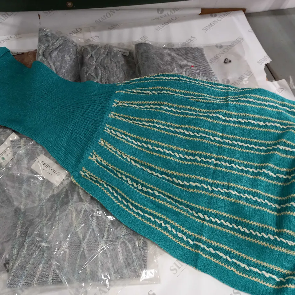 LOT OF 8 ASSORTED KNITWEAR CLOTHING ITEMS - VARIOUS SIZES