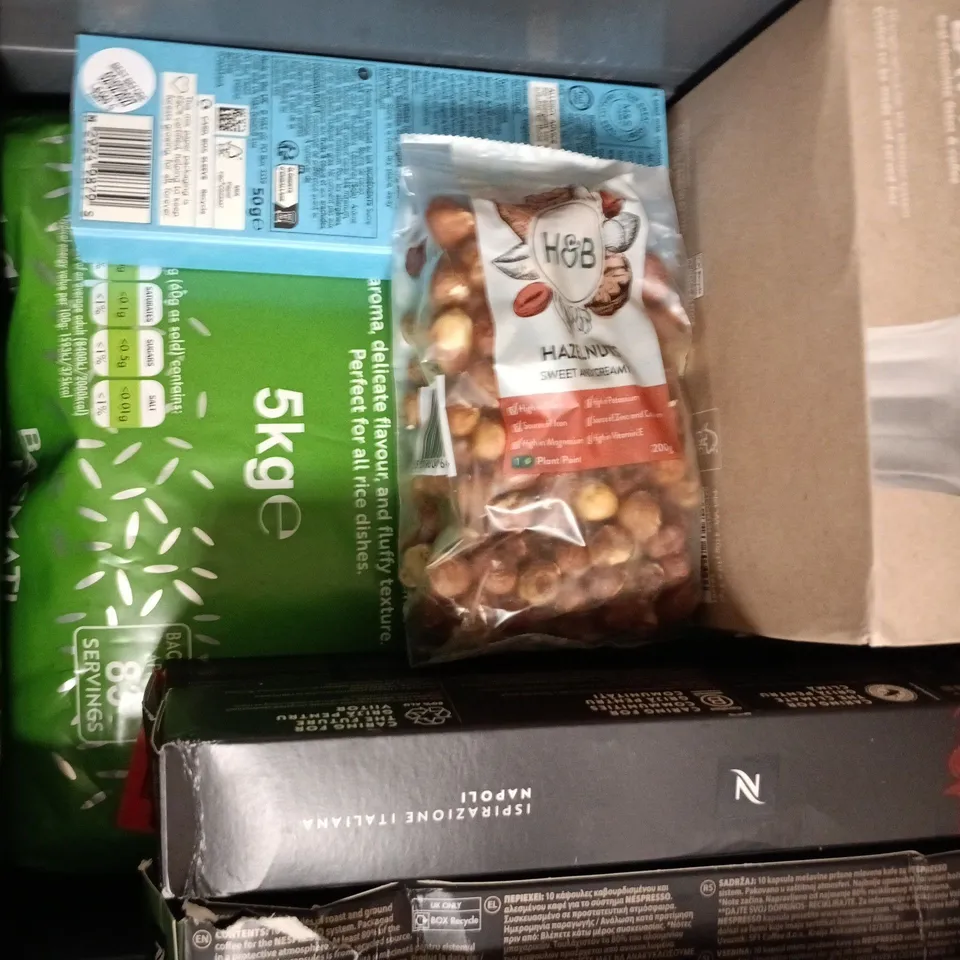 APPROXIMATELY 10 ASSORTED FOOD AND DRINK ITEMS TO INCLUDE HONEY, CASHEW NUTS, HAZELNUTS, ETC