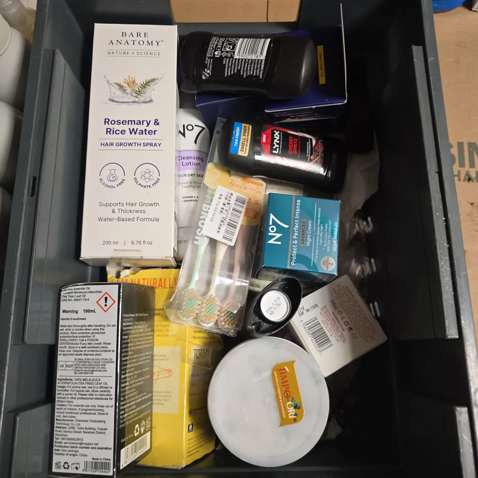 APPROXIMATELY 15 ASSORTED HEALTH & BEAUTY PRODUCTS TO INCLUDE LYNX CHERRY SPRITZ, GARNIER VIT C SERUM, COLGATE PLAX ETC - COLLECTION ONLY