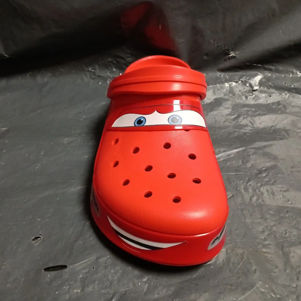 PAIR OF CROCS LIGHTNING MCQUEEN CROCBAND CLOGS SIZE UK M11/W12