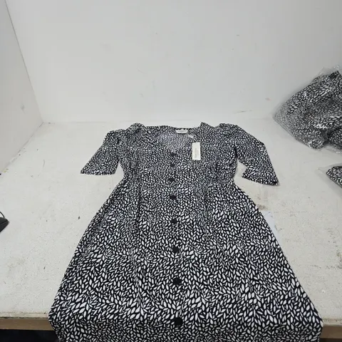 UK 16 MARINA KANEVA LONDON DRESS – BLACK AND WHITE LEAF PRINT