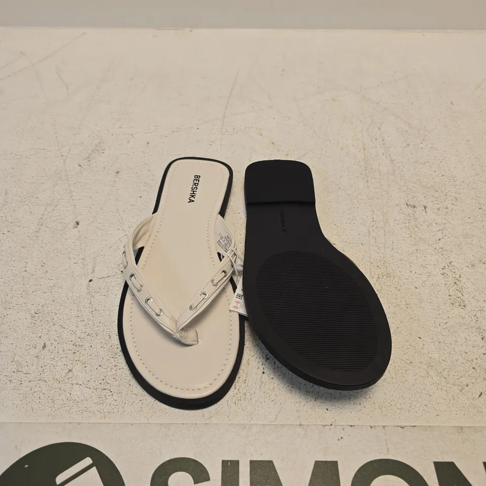 BERSHKA WHITE THONG SANDALS – UK 4