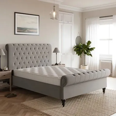 BOXED 4'6 CLASSIC CHESTERFIELD PALE GREY BEDSTEAD (3 BOXES)