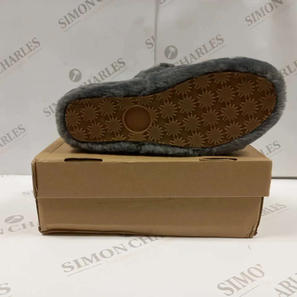 BOXED PAIR OF UGG SLIPPERS GREY UK SIZE 5