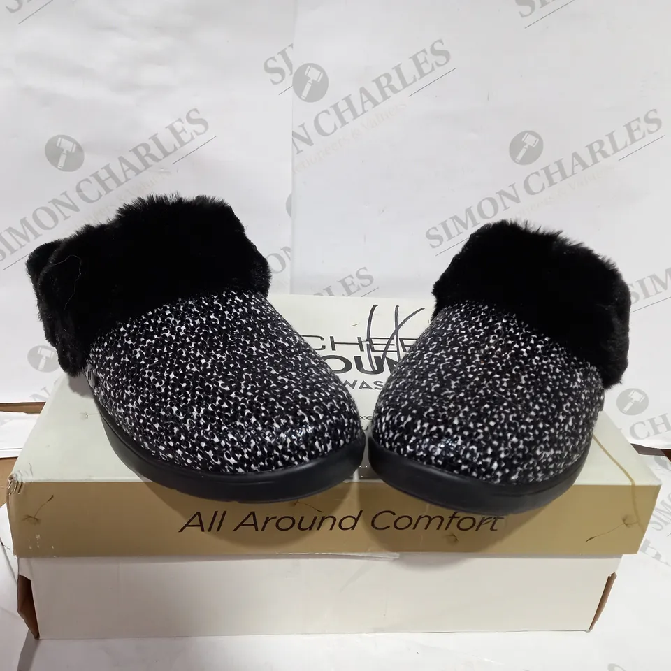 BOXED PAIR OF SKECHERS BLACK/WHITE FAUX FUR LINED SLIPPERS  - SIZE 7