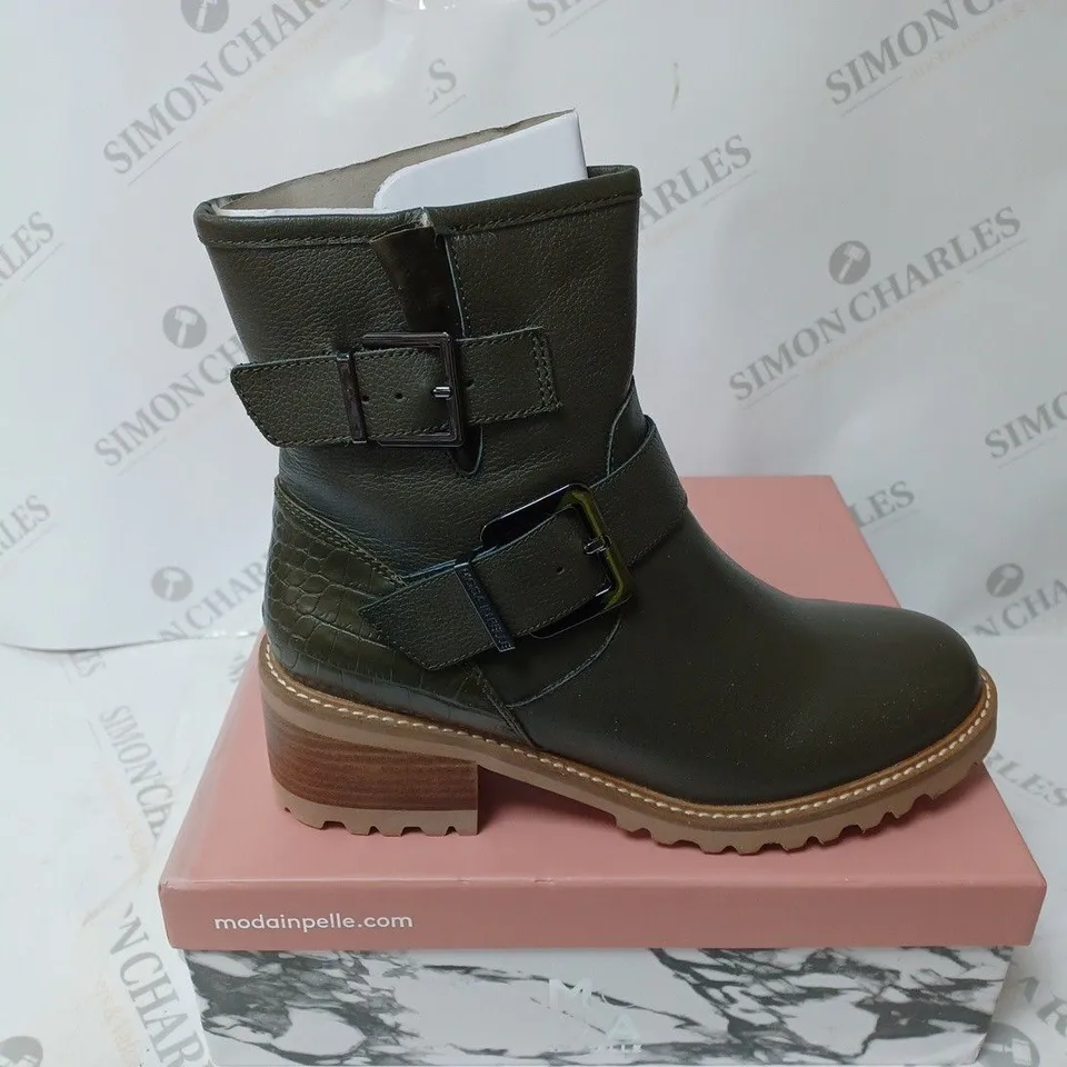 BOXED PAIR OF MODA IN PELLE CORNELIA BIKER BOOTS IN KHAKI UK SIZE 7