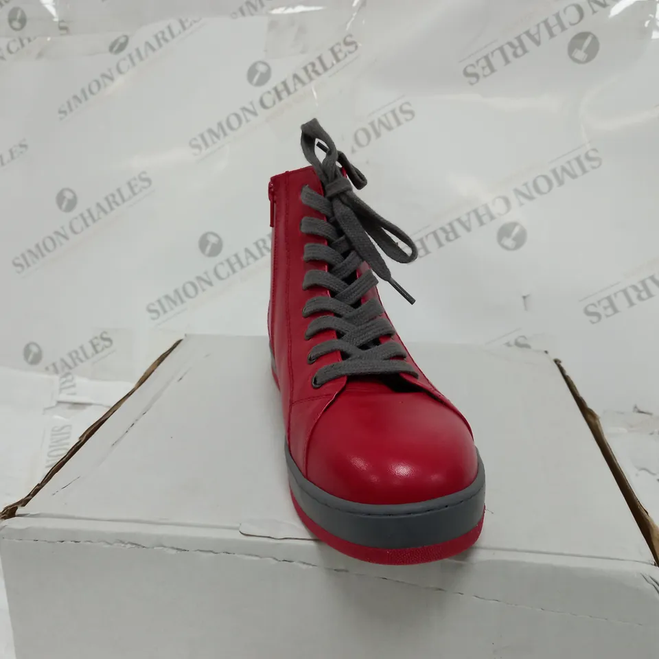 ADESSO YANKEE LEATHER BOOT - RED SIZE 7 - BOXED 