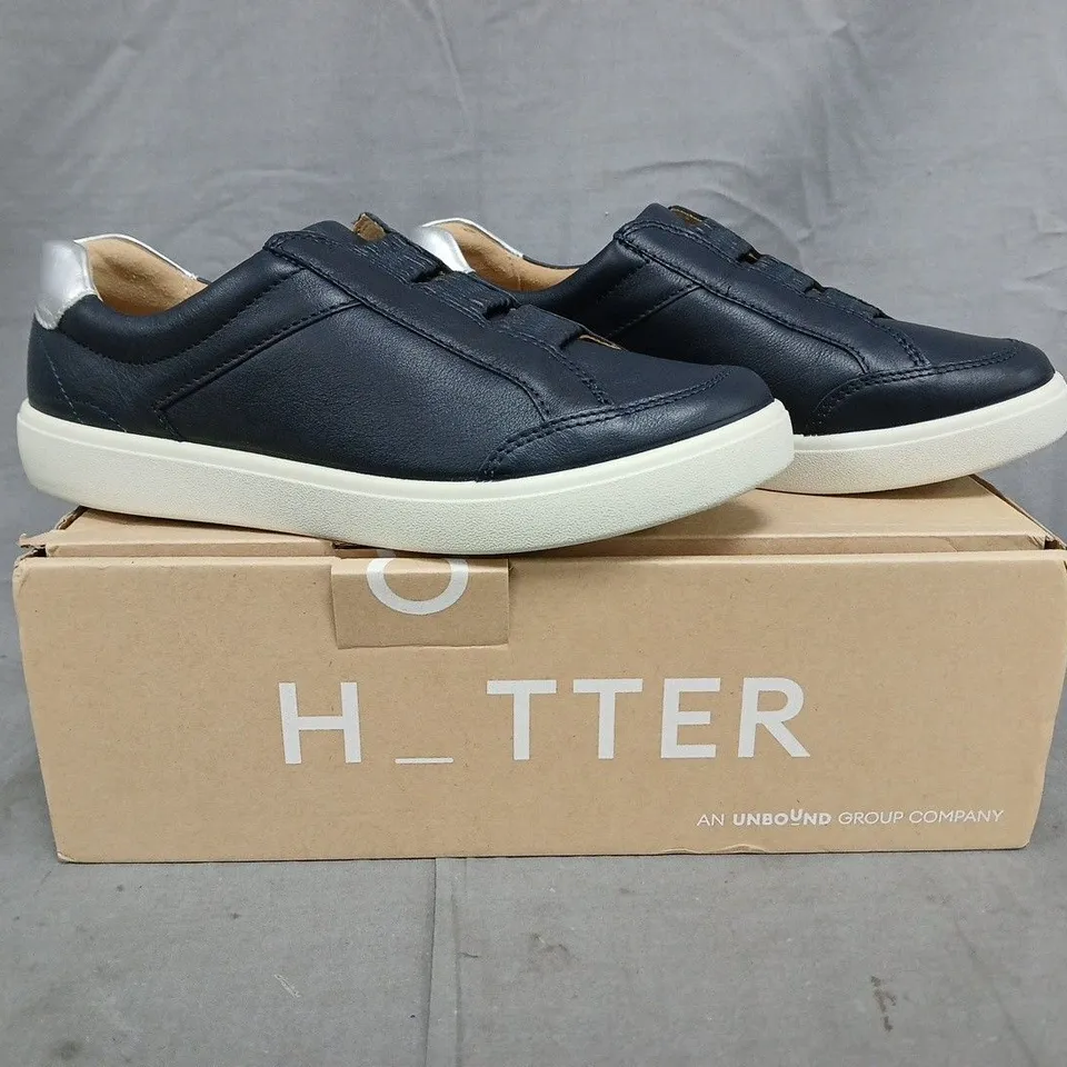 BOXED PAIR OF HOTTER NOAH WIDE SHOES IN NAVY SIZE UK 4.5