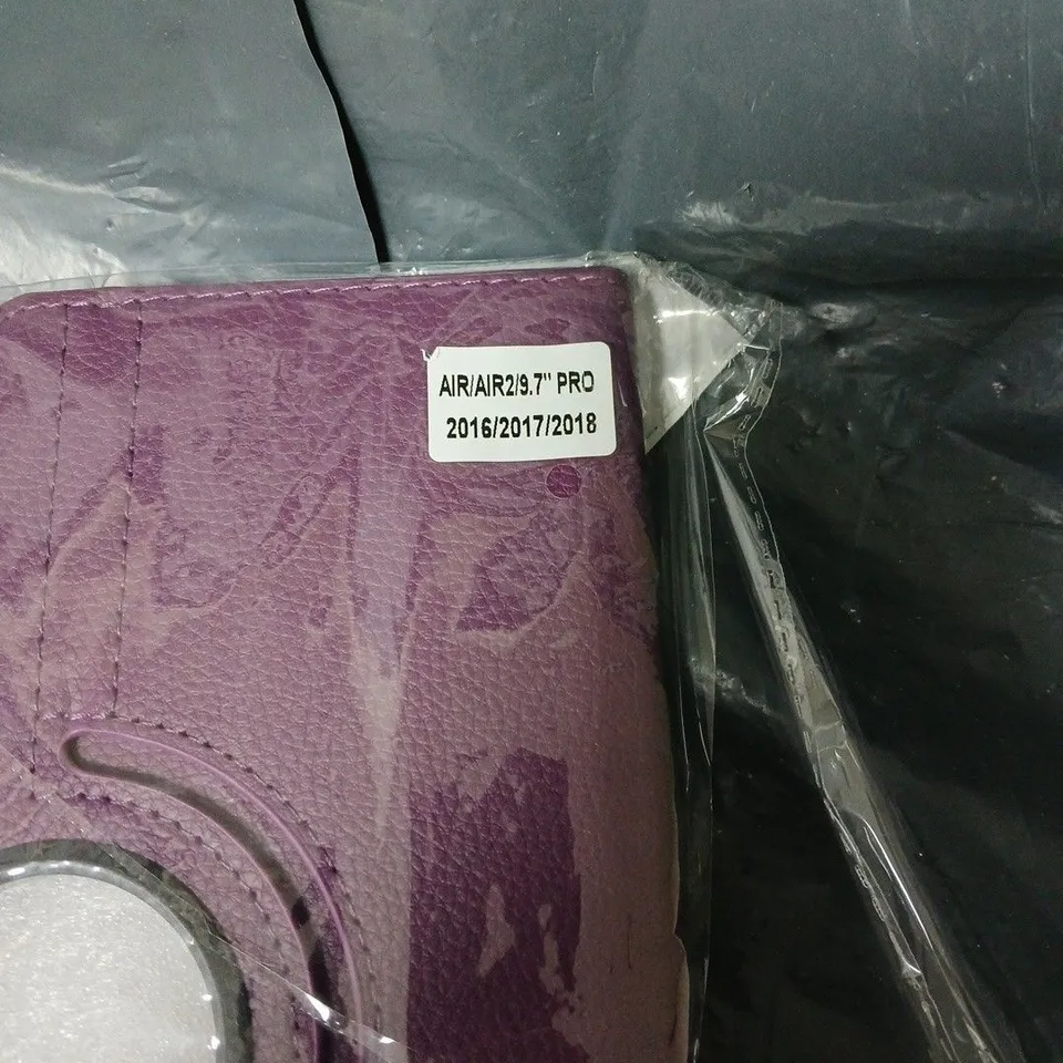 APPROXIMATELY 15 ASSORTED HOUSEHOLD ITEMS TO INCLUDE TABLET HOLDER, GENERAL KNOWLEDGE QUIZ, GOLF BALLS, COIN PURSE ETC