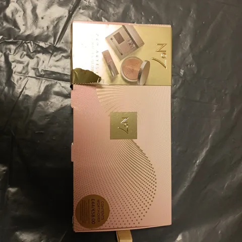 NO7 PRO ARTIST SHIMMER & GLOW MAKE-UP SET – PALETTE & LIPSTICK