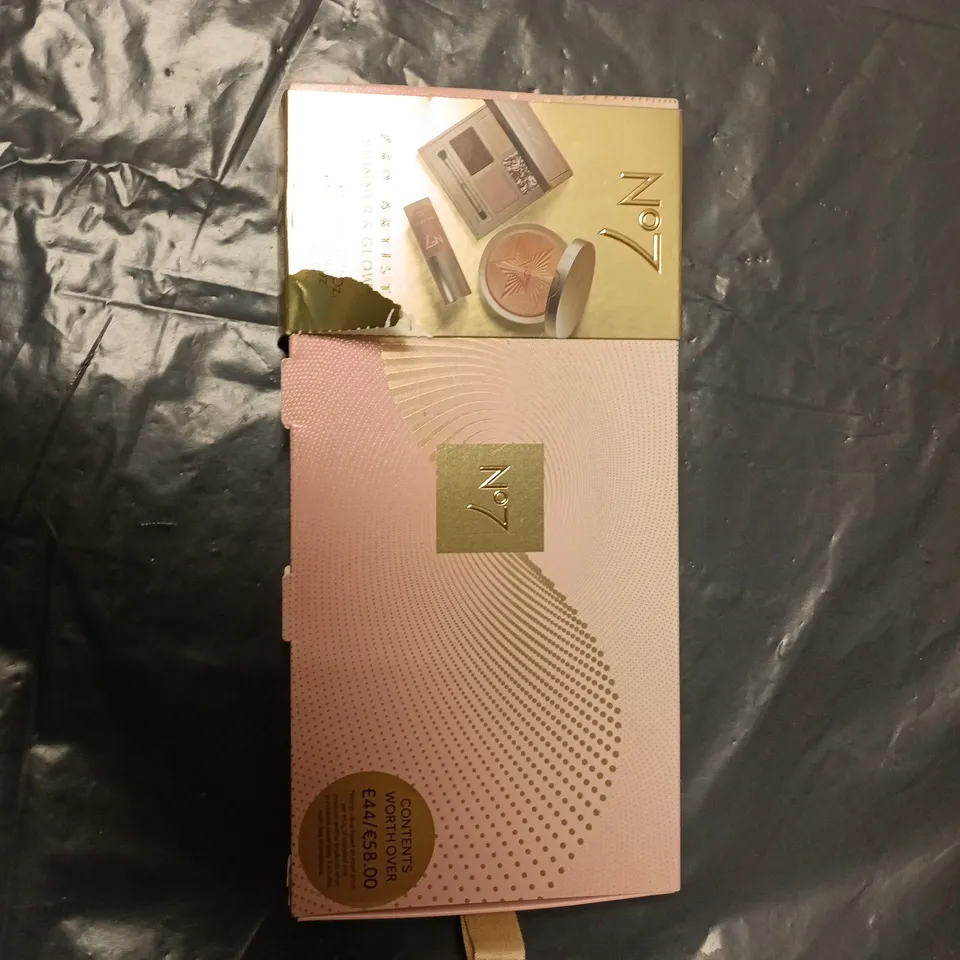 NO7 PRO ARTIST SHIMMER & GLOW MAKE-UP SET – PALETTE & LIPSTICK