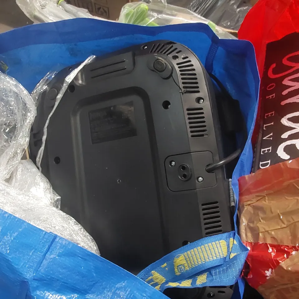 PALLET CONTAINING A LARGE QUANTITY OF ASSORTED ITEMS INCLUDING AIRFRYER AND TOY CAR PARTS ECT