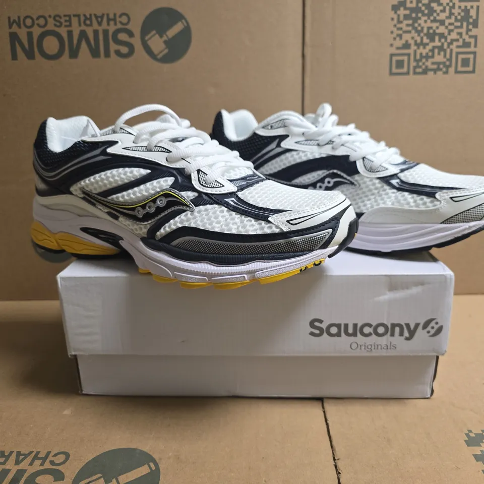 BOXED PAIR OF SAUCONY PRO GRID OMNI 9 TRAINERS IN WHITE/BLACK SIZE UK 10