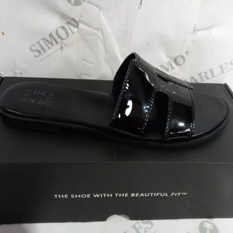 boxed pair of naturalizer sandals in black size 7
