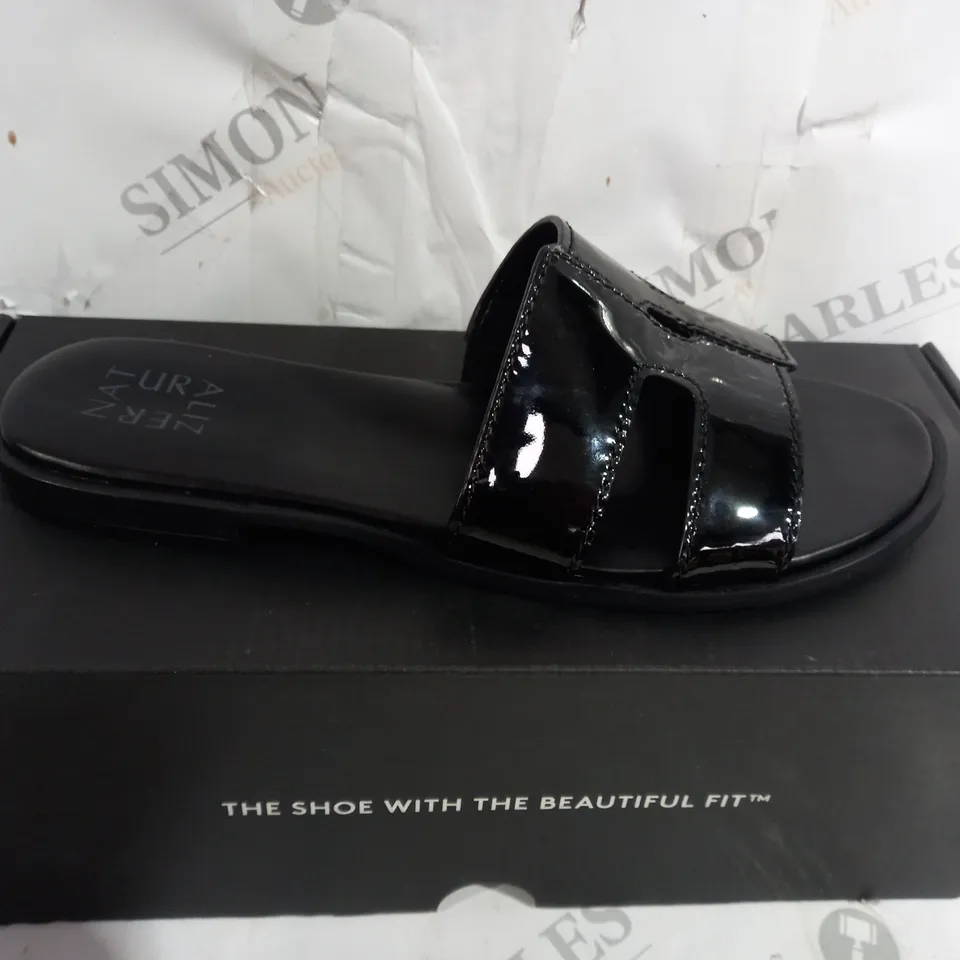 boxed pair of naturalizer sandals in black size 7