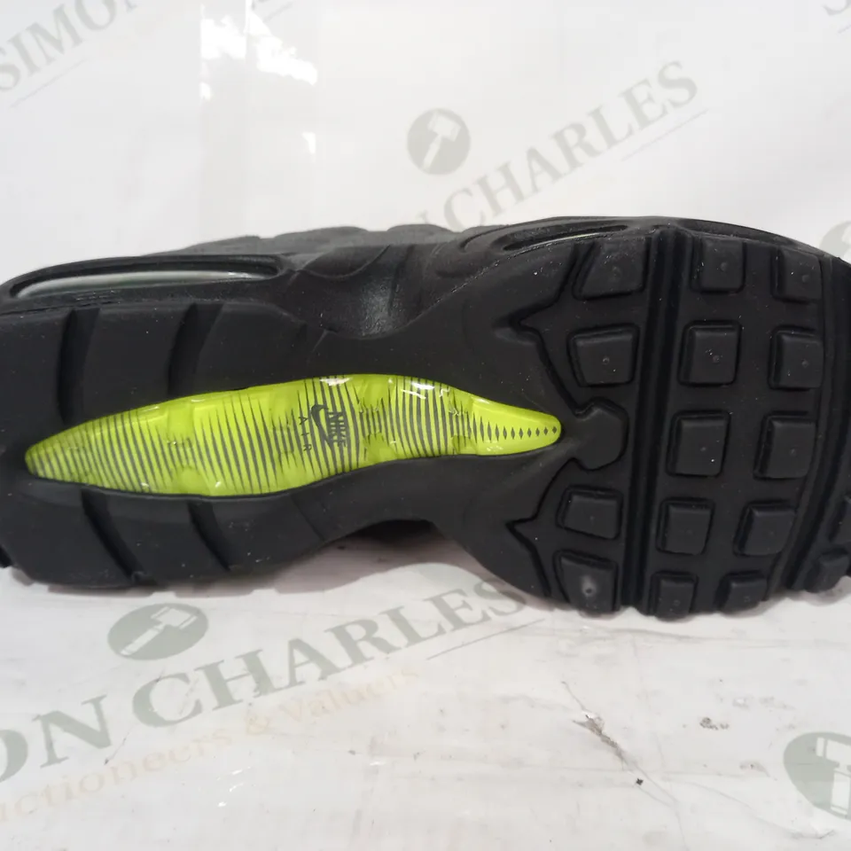 BOXED PAIR OF NIKE AIR MAX 95 SHOES IN GREY/BLACK UK SIZE 8