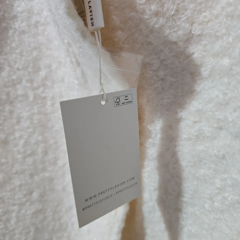 PRETTY LAVISH CREAM SHERPA GILET WITH POCKETS – INCLUDES MATCHING SLEEVES