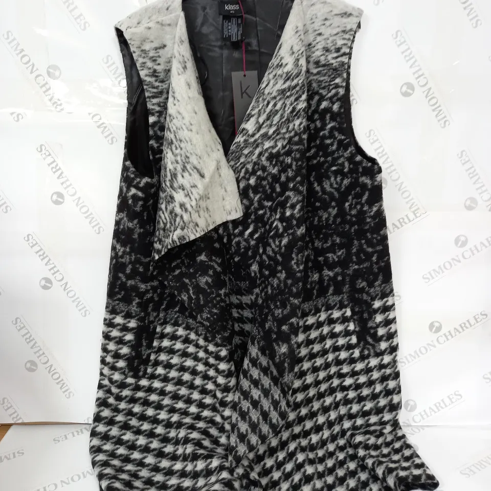 KLASS SLEEVELESS CARDIGAN IN WHITE/BLACK