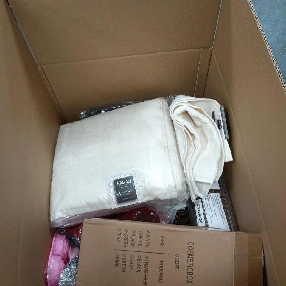 BOX OF APPROXIMATELY 25 ASSORTED HOUSEHOLD ITEMS TO INCLUDE BATH TOWELS, HAND TOWEL, COSMETIC BOX, RUG ETC