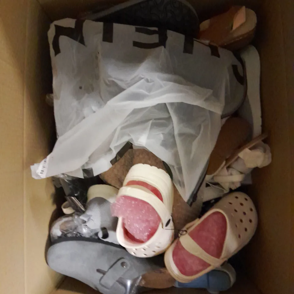 APPROXIMATELY 20 ASSORTED PAIRS OF FOOTWEAR IN VARIOUS STYLES & SIZES
