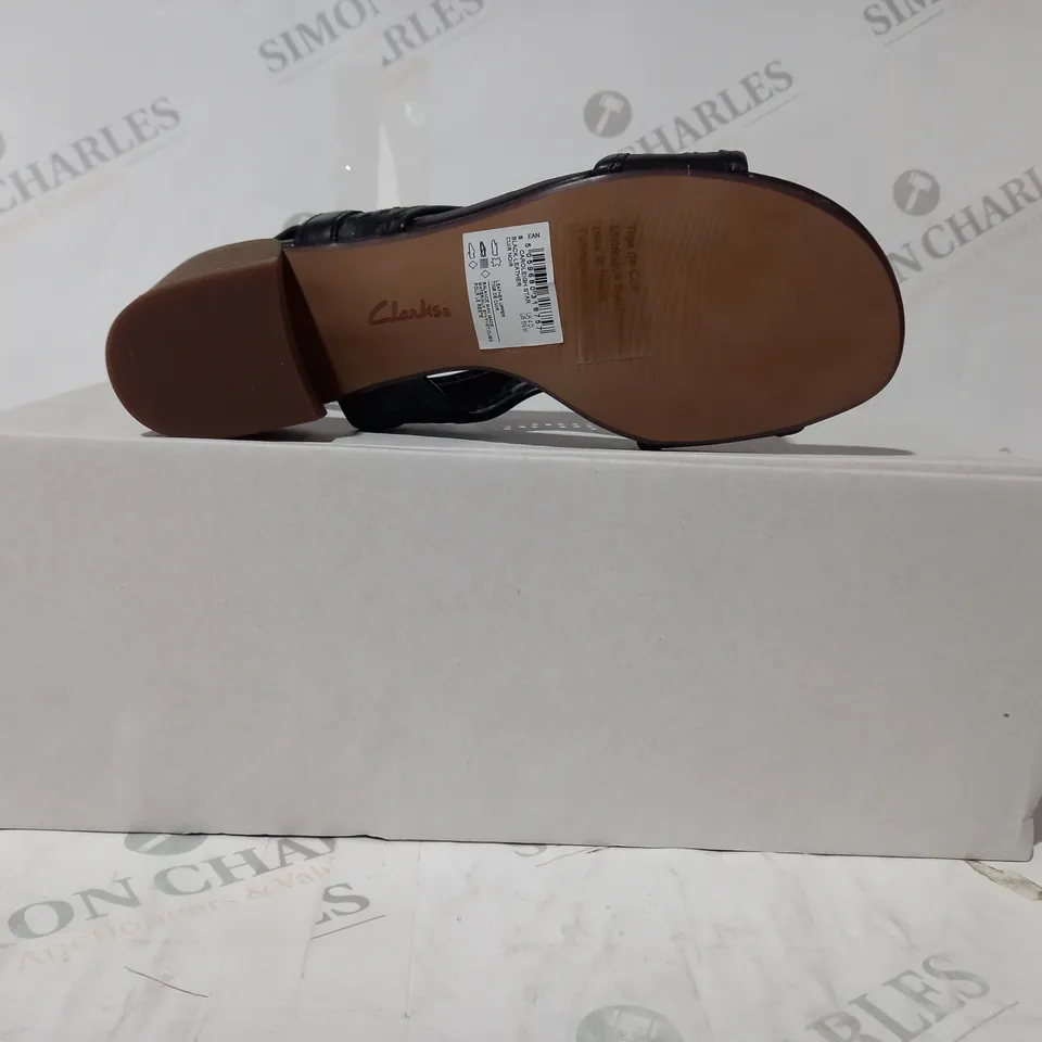 BOXED PAIR OF CLARKS CAROLEIGH LEATHER SANDALS IN BLACK SIZE 4