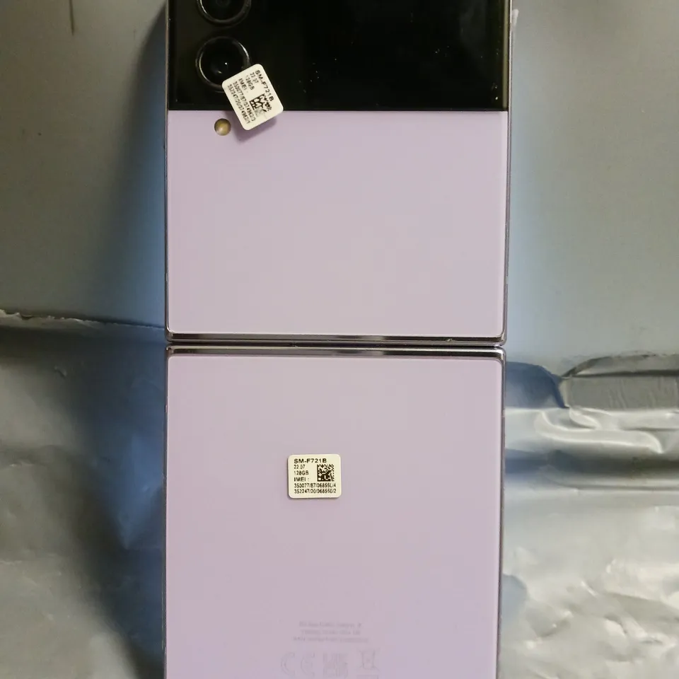 SAMSUNG GALAXY Z FLIP 4 SMARTPHONE IN PURPLE