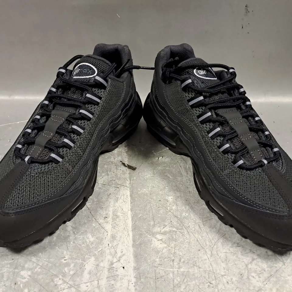 BOXED PAIR OF NIKE AIR MAX 95 SHOES IN BLACK UK SIZE 8