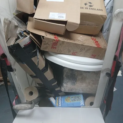 APPROXIMATELY 10 ASSORTED ITEMS TO INCLUDE TOILET SEAT, SHOVEL, CAR RACING ADVENTURE TOY, ETC - COLLECTION ONLY