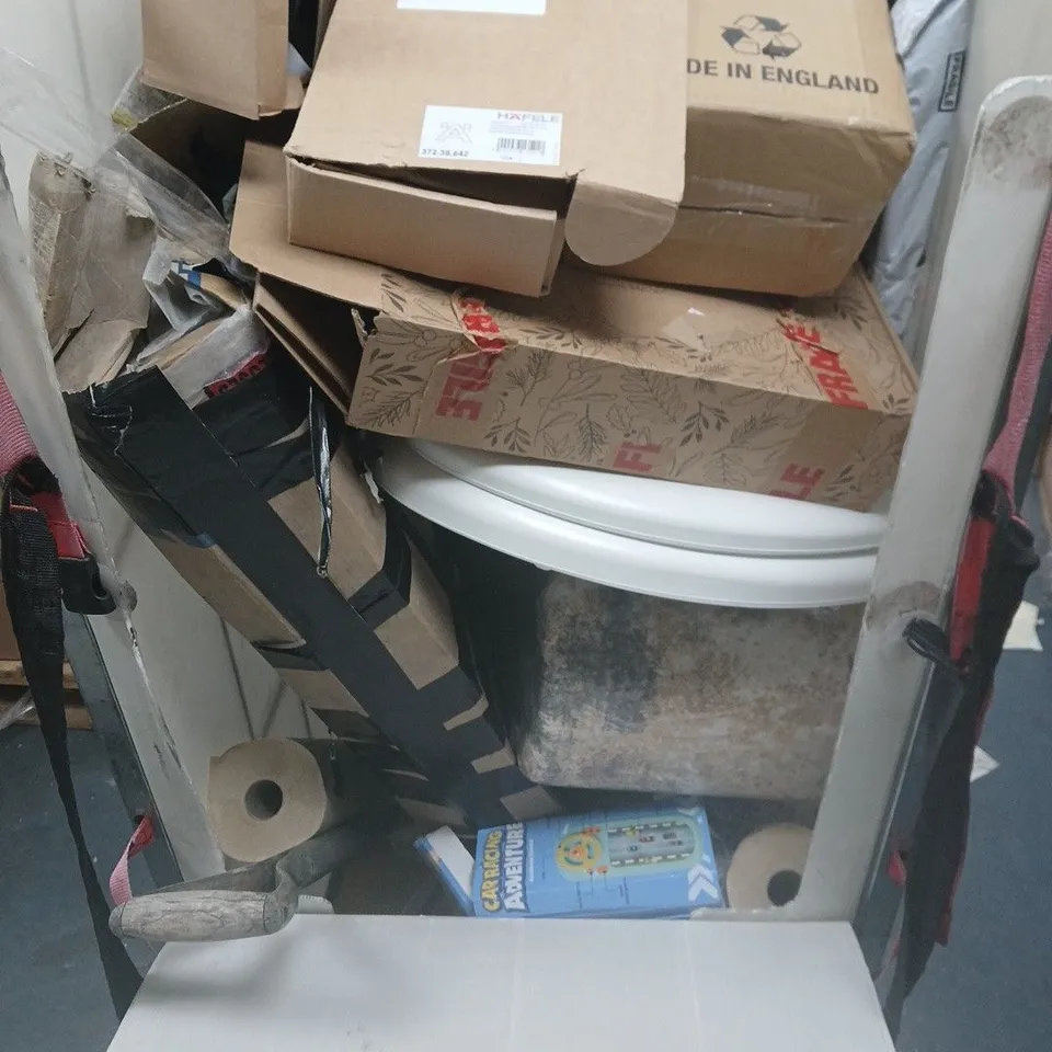 APPROXIMATELY 10 ASSORTED ITEMS TO INCLUDE TOILET SEAT, SHOVEL, CAR RACING ADVENTURE TOY, ETC - COLLECTION ONLY