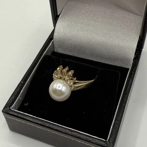 14CT YELLOW GOLD RING SET WITH A PEARL AND NATURAL ROUND AND BAGUETTE DIAMONDS